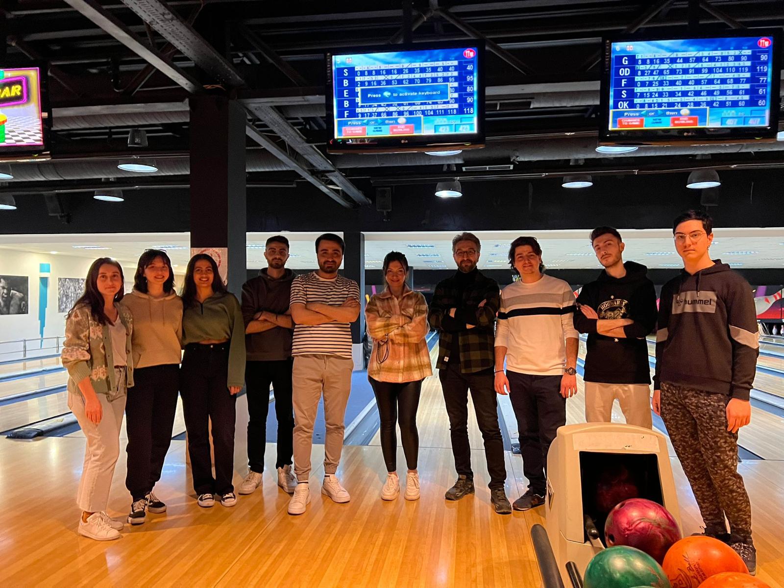 Retmind yazılım ekibi bowling salonunda toplu fotoğrafta