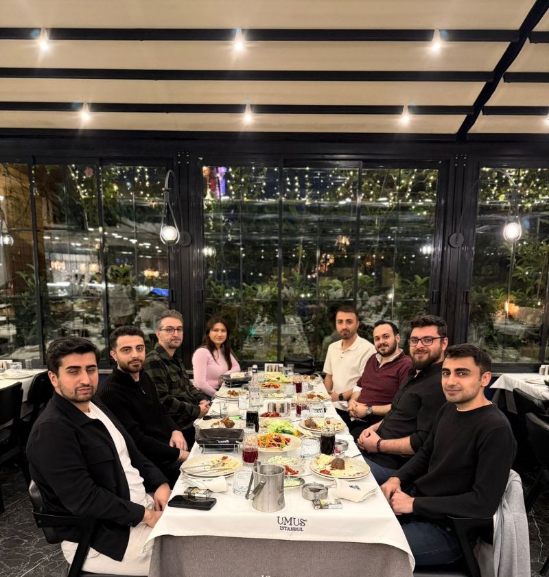 Retmind merkez ofis ekibi akşam yemeğinde uzun bir masanın etrafında