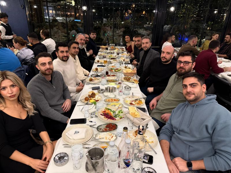 Retmind ekibi yılbaşı yemeğinde uzun bir masada
